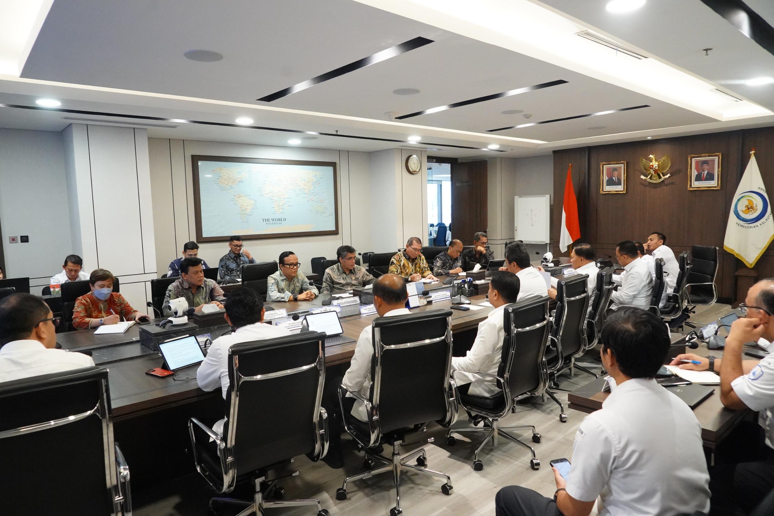 Sekretaris Jenderal KKP Mendampingi Menteri KP dan Wakil Menteri KP dalam pertemuan dengan Kementerian Ketenagakerjaan.