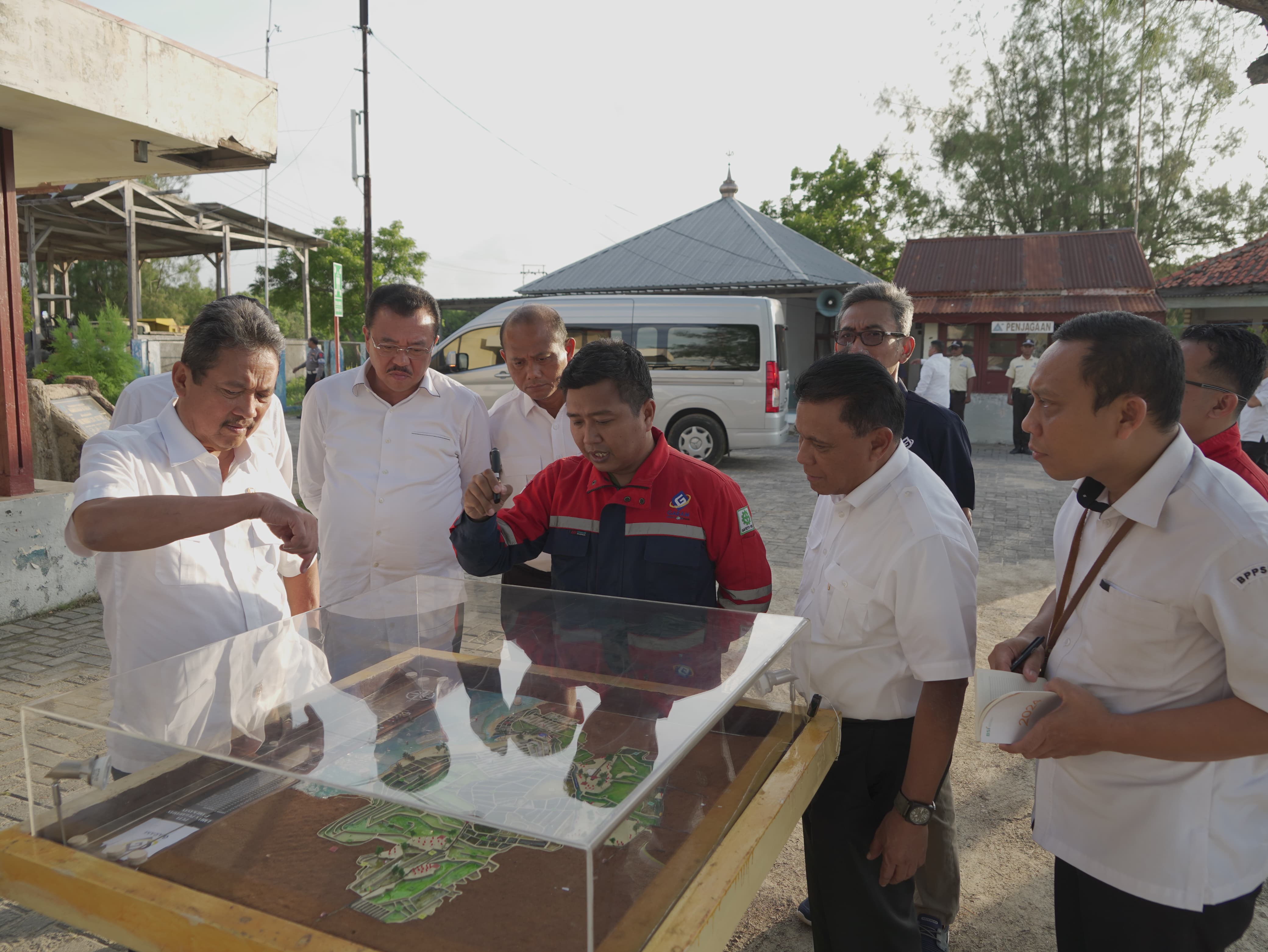 Menteri Trenggono Tinjau Produktivitas Garam di Pulau Madura