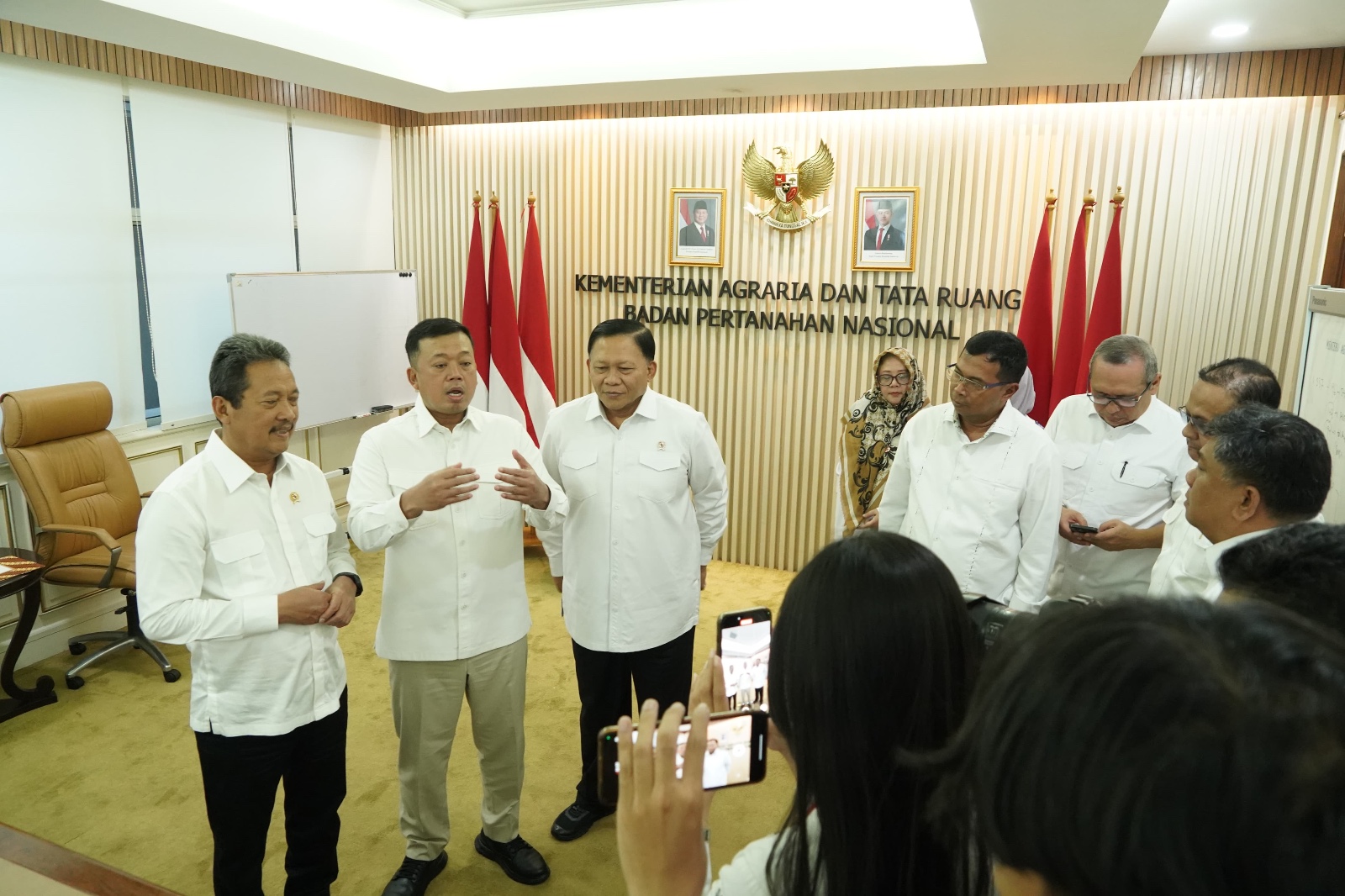 Menteri dan Wakil Menteri KKP berdiskusi bersama Menteri ATR/BPN terkait penerbitan Hak Atas Tanah (HAT) di perairan laut