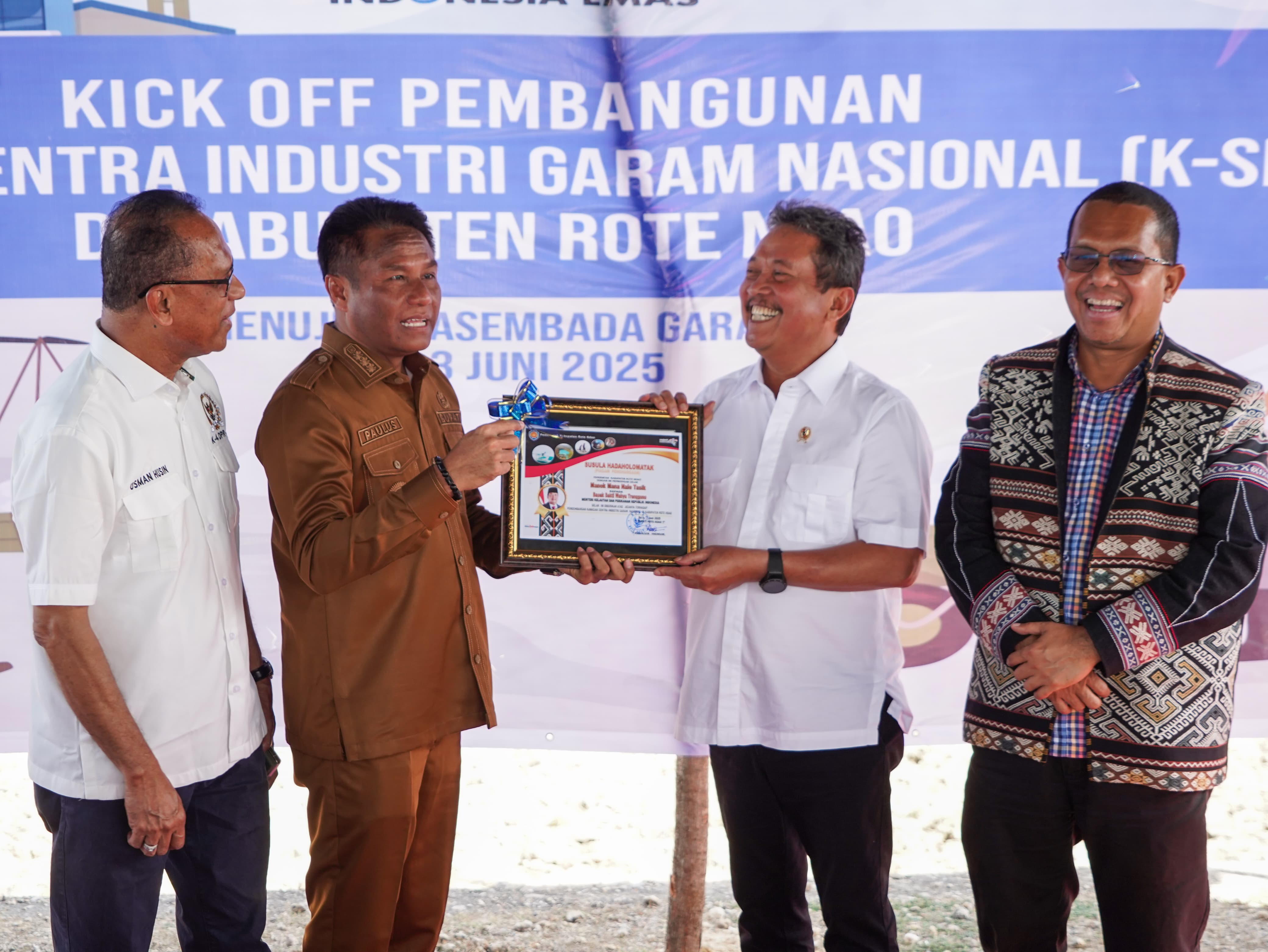 Kick off Pembangunan Kawasan Sentra Industri Garam Nasional di Rote Ndao, Nusa Tenggara Timur (3/6).