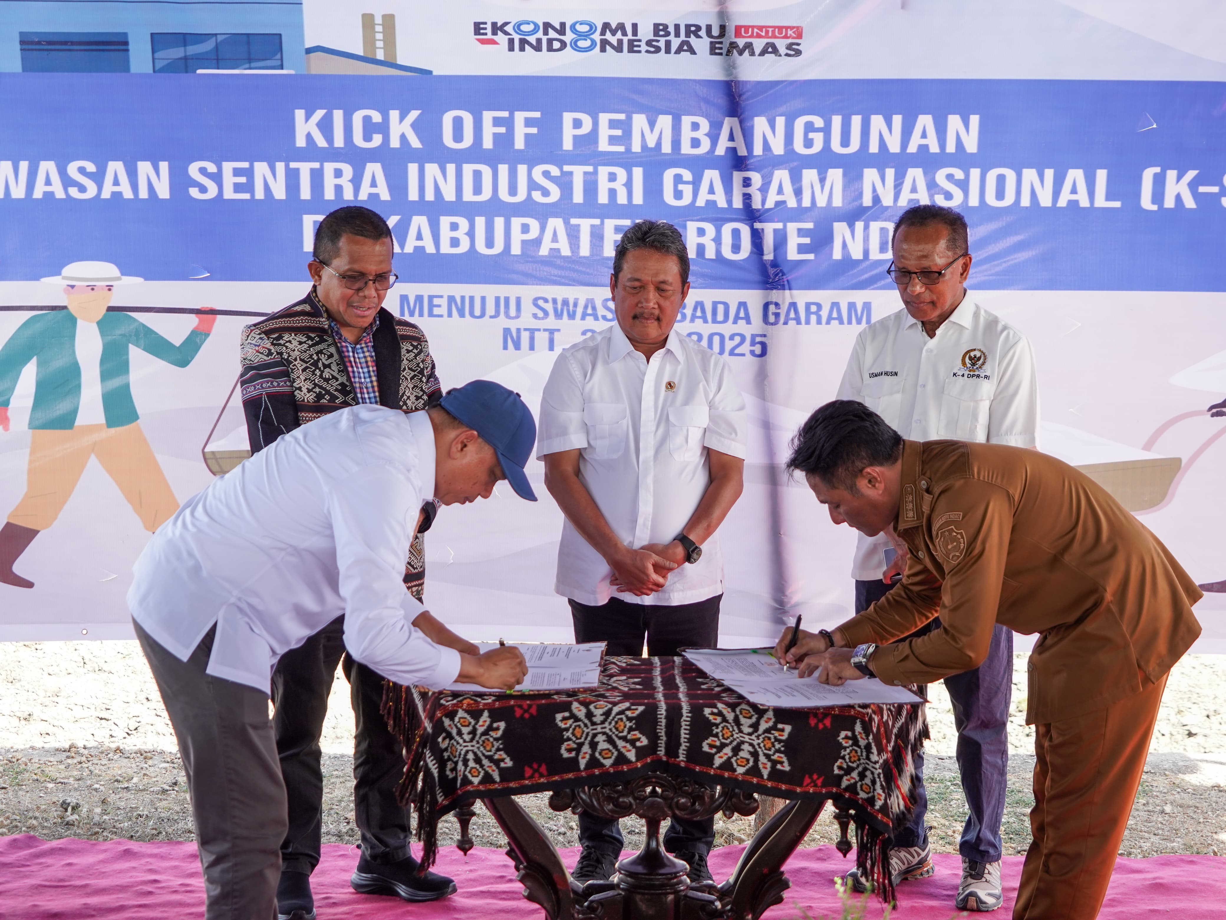 Kick off Pembangunan Kawasan Sentra Industri Garam Nasional di Rote Ndao, Nusa Tenggara Timur (3/6).