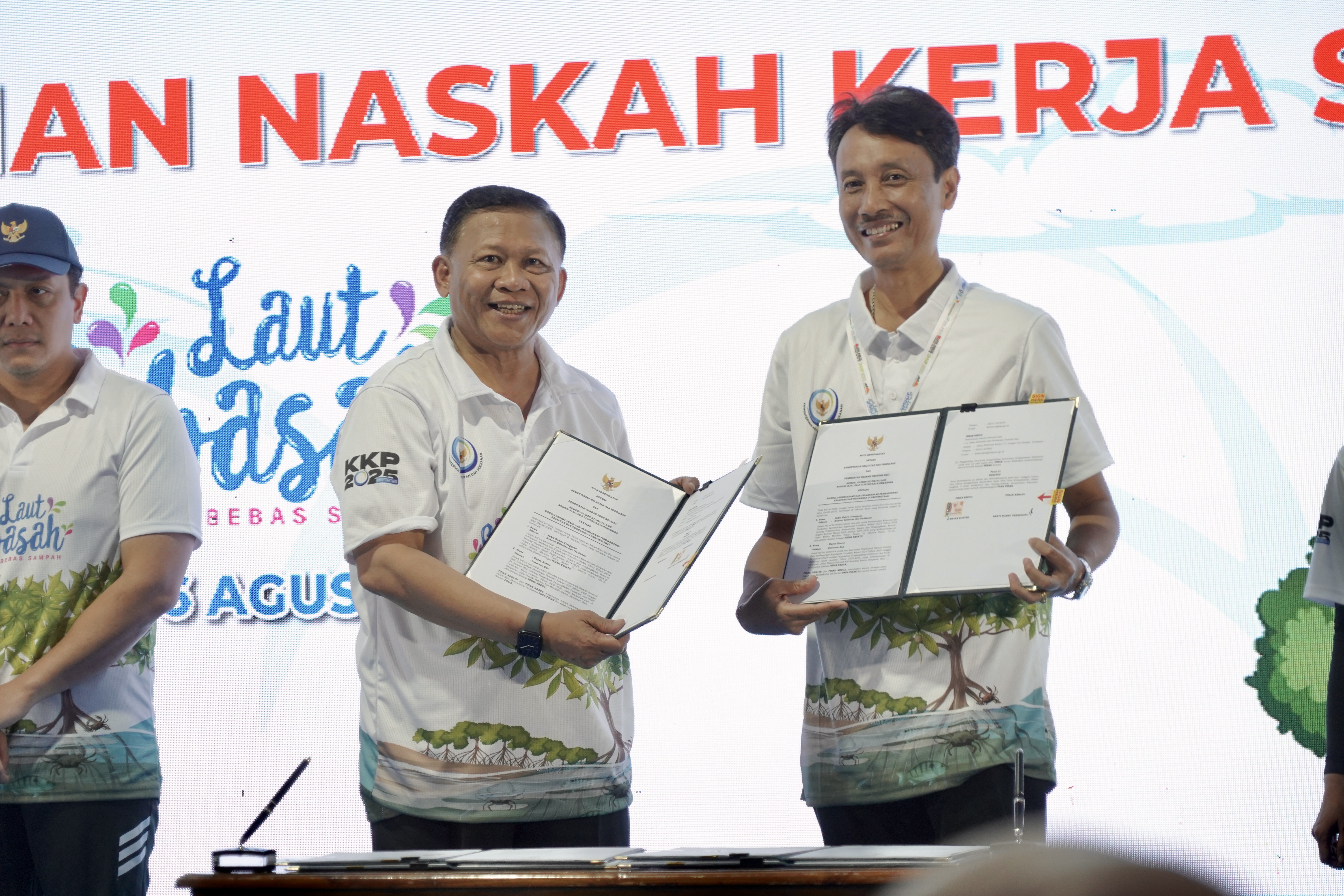 Kick-Off Program Laut Sehat Bebas Sampah dan Groundbreaking Pengembangan Kawasan Mangrove Nasional Kamal Muara, Jakarta (6/8).
