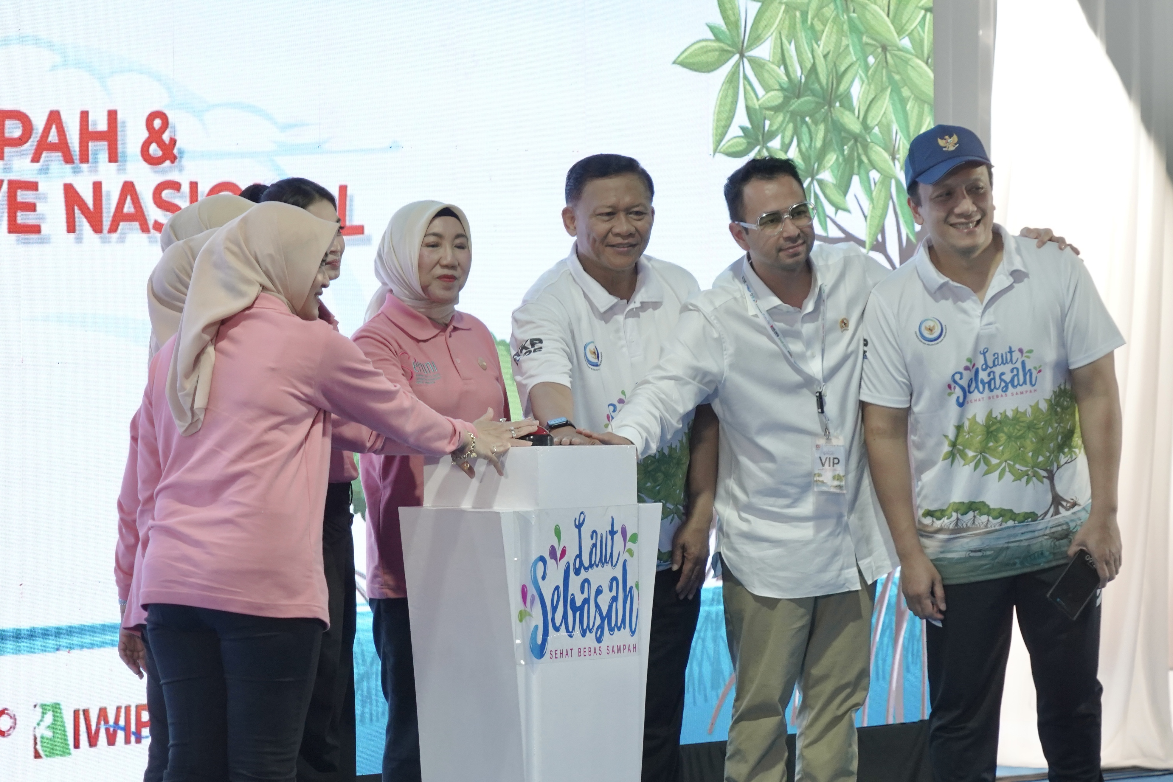 Kick-Off Program Laut Sehat Bebas Sampah dan Groundbreaking Pengembangan Kawasan Mangrove Nasional Kamal Muara, Jakarta (6/8).