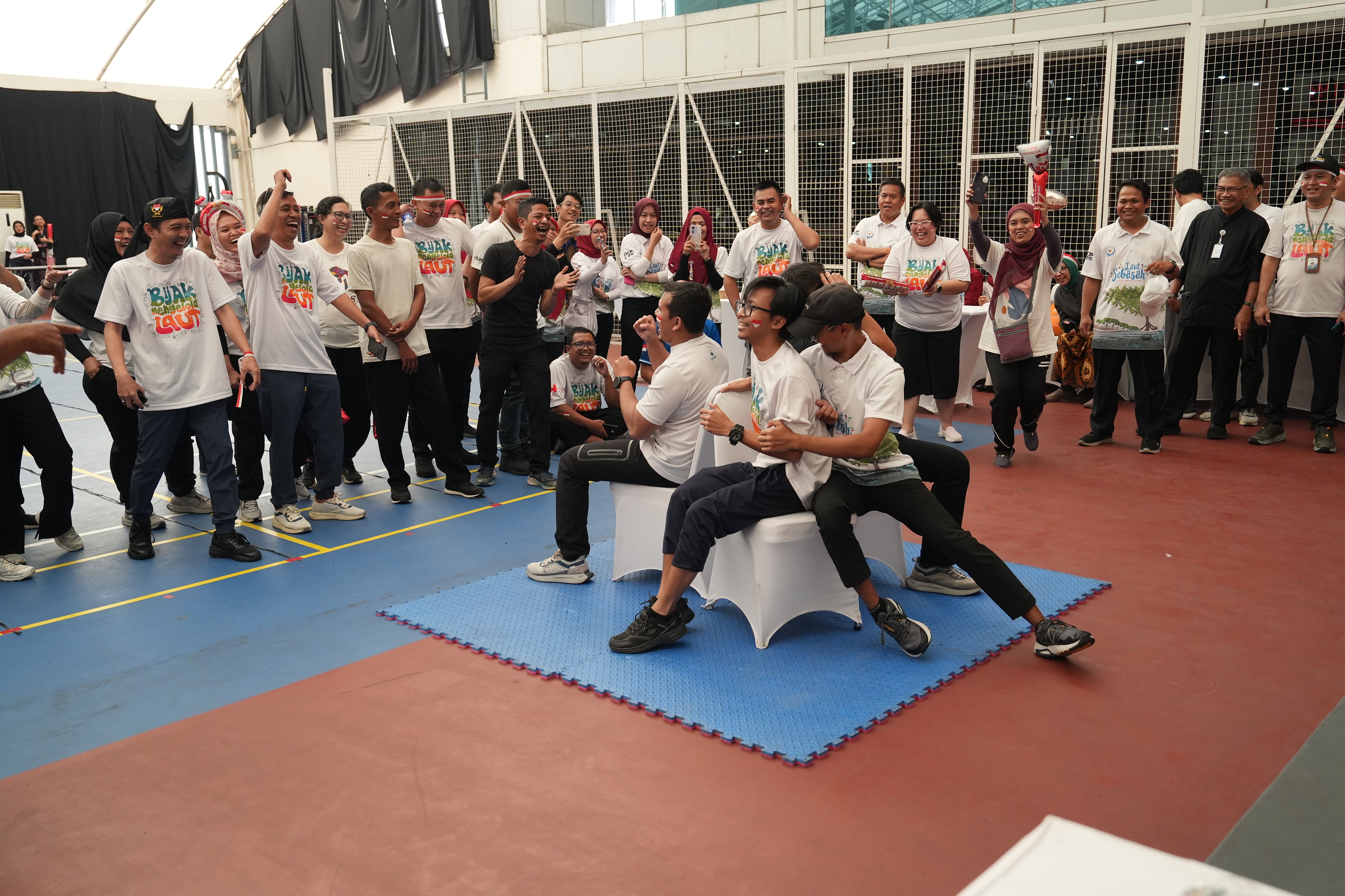 Keseruan lomba memperingati Dirgahayu ke-80 Republik Indonesia, Jakarta (17/8).