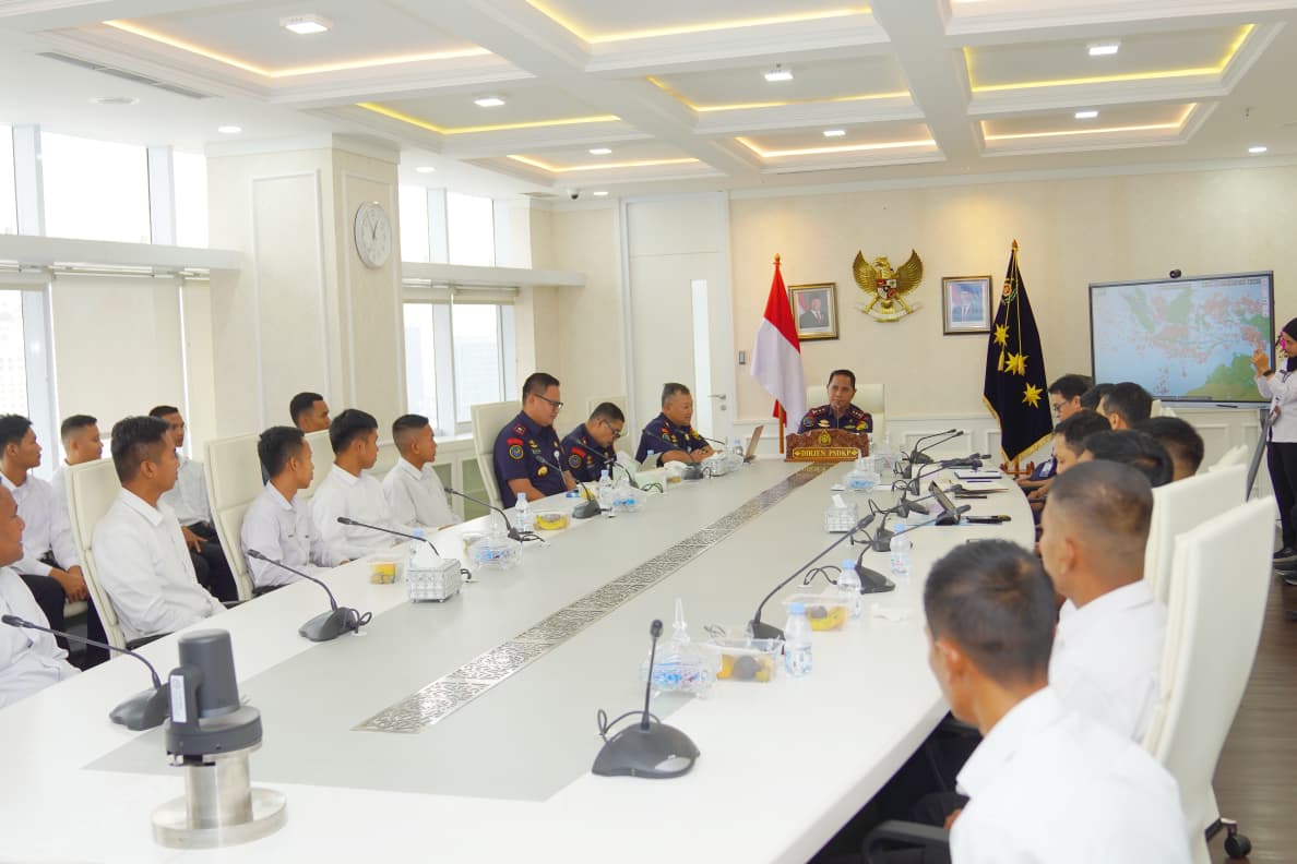 Dirjen PSDKP Memberikan Arahan kepada Peserta Komando Cadangan PSDKP Tahun 2025