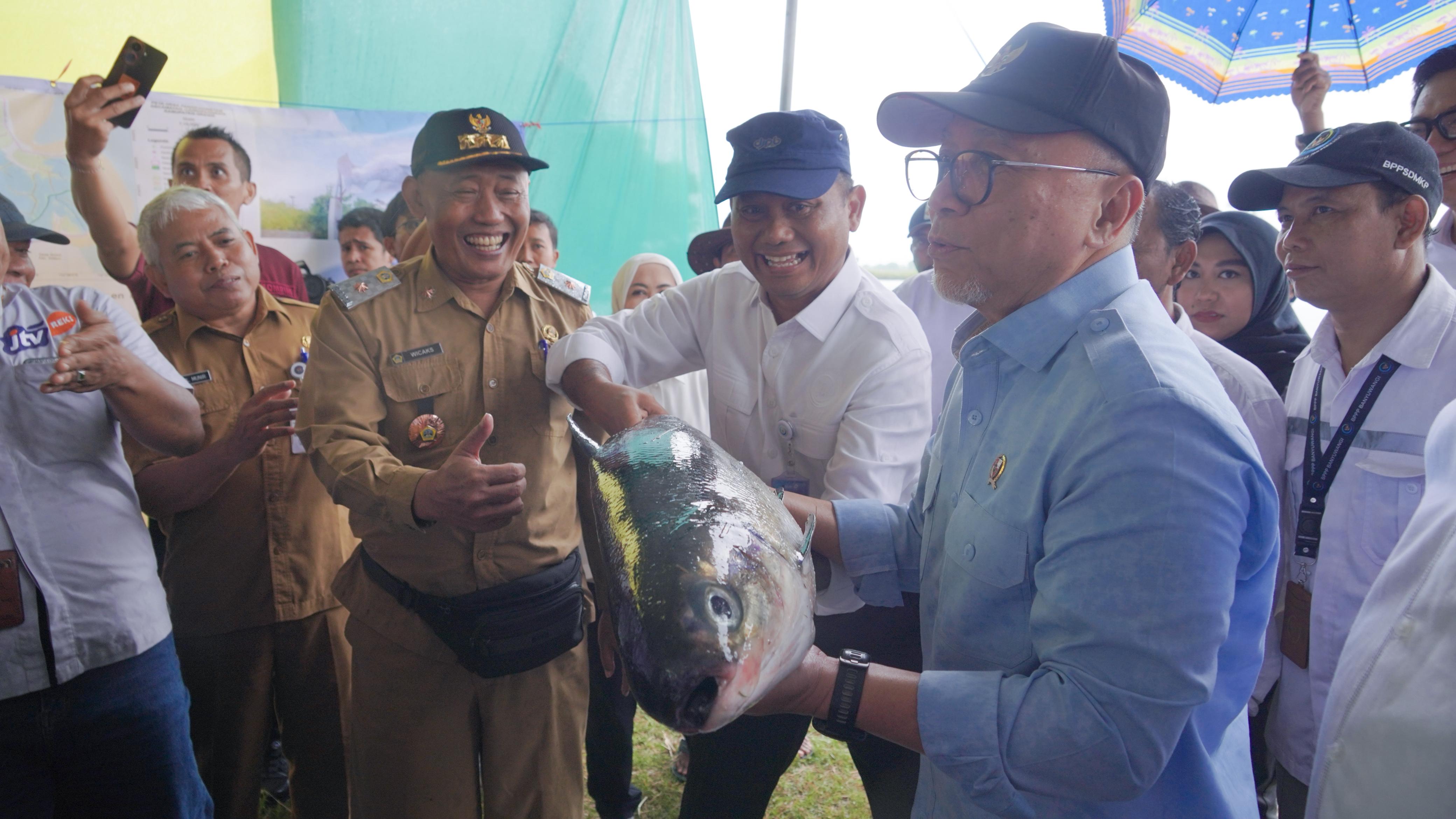 Kunjunga Kerja Menteri Koordinator Bidang Pangan ke Kampung Perikanan Budi Daya Bandeng di Gresik, Jawa Timur