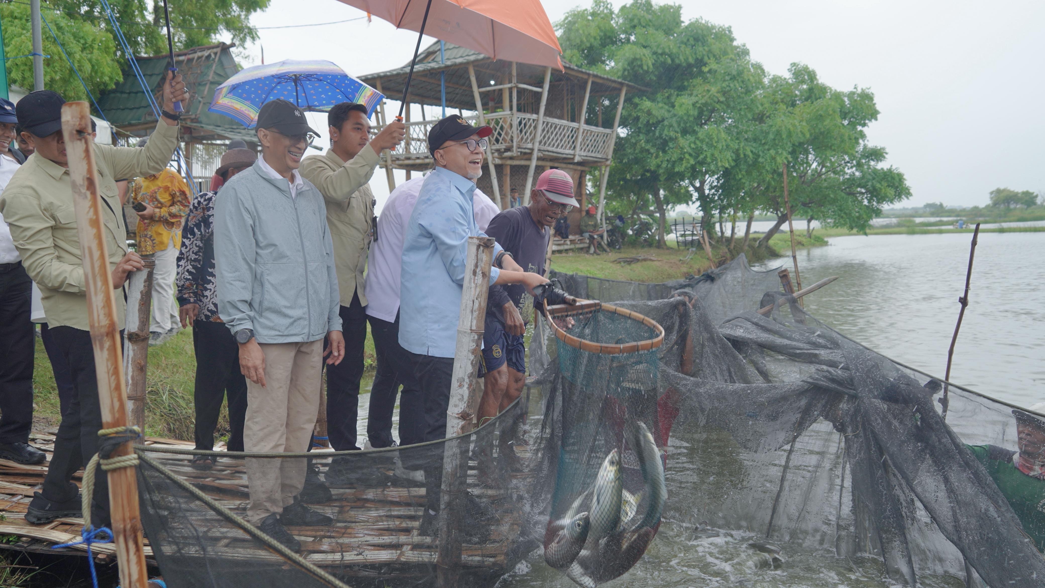 Kunjunga Kerja Menteri Koordinator Bidang Pangan ke Kampung Perikanan Budi Daya Bandeng di Gresik, Jawa Timur