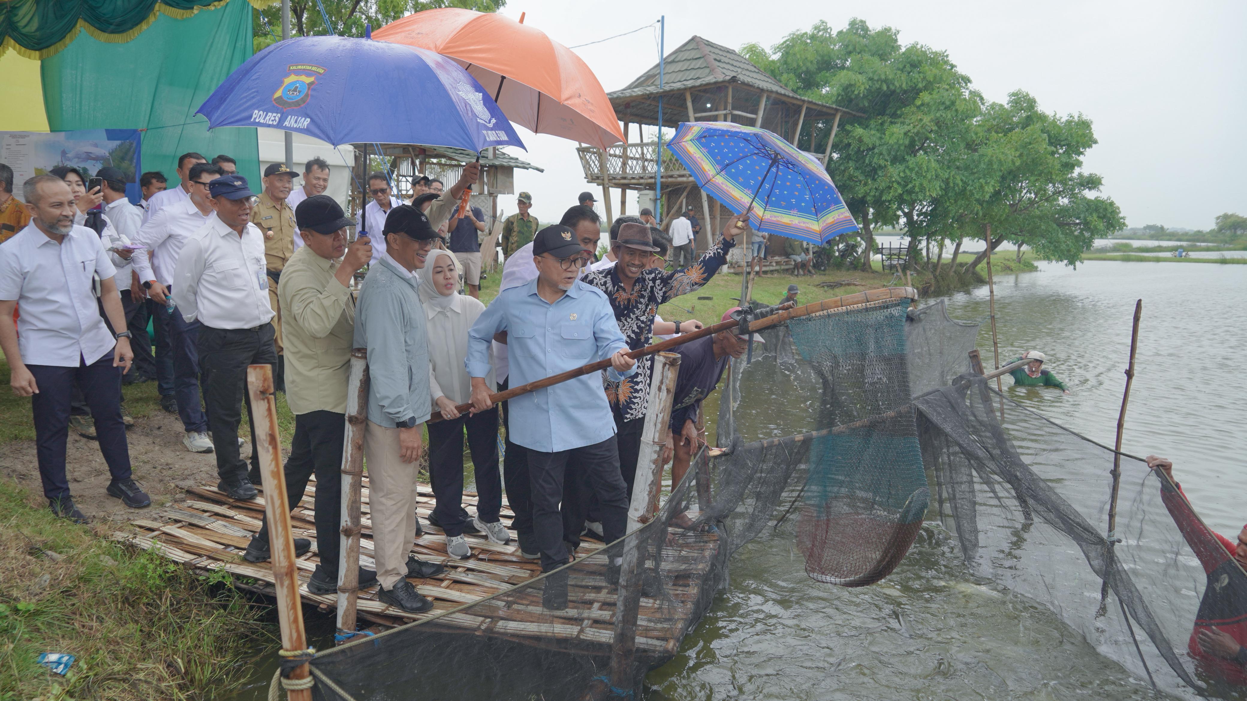Kunjunga Kerja Menteri Koordinator Bidang Pangan ke Kampung Perikanan Budi Daya Bandeng di Gresik, Jawa Timur