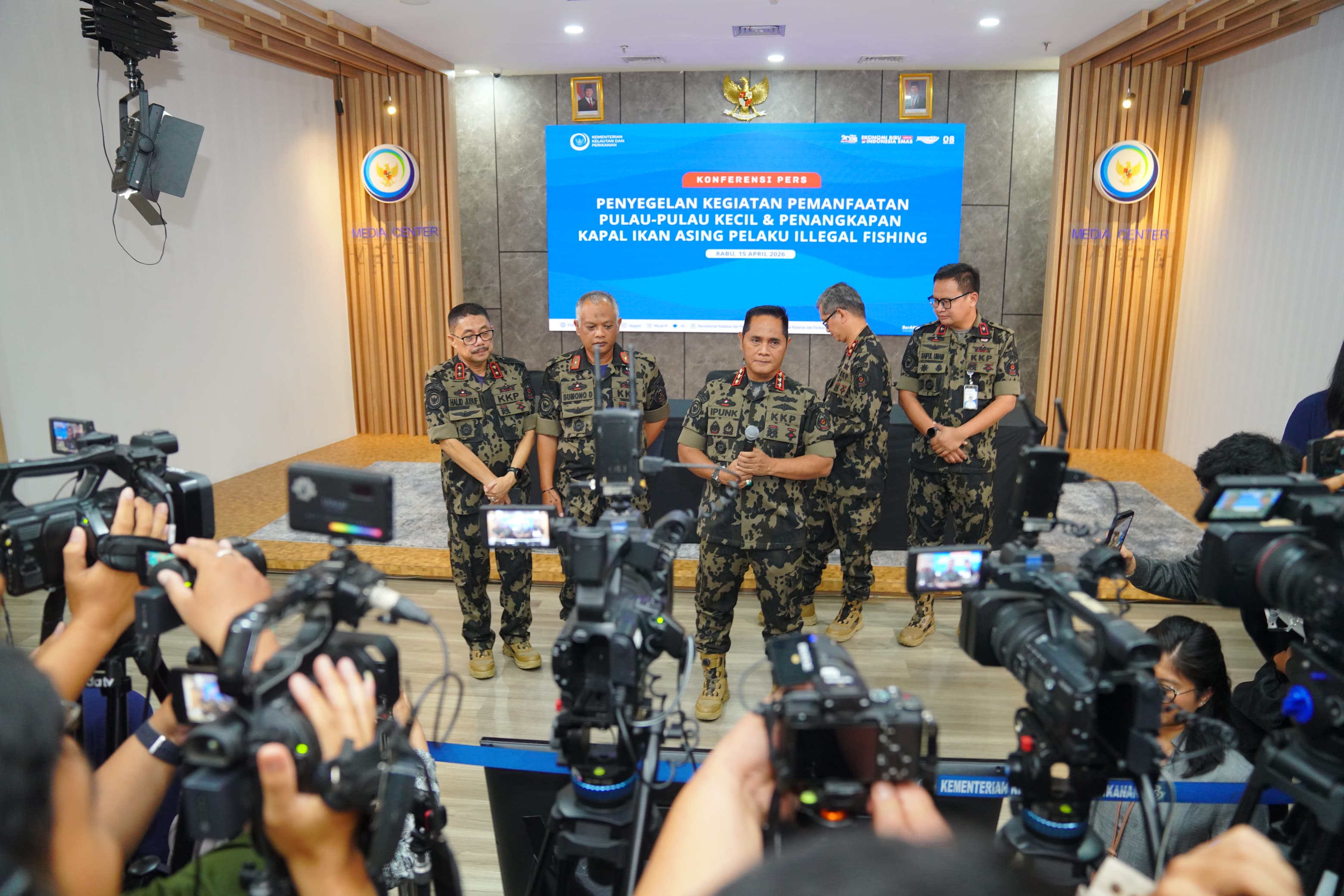Konferensi Pers Penyegelan Kegiatan Pemanfaatan Pulau-Pulau Kecil dan Penangkapan Kapal Ikan Asing Pelaku Ilegal Fishing