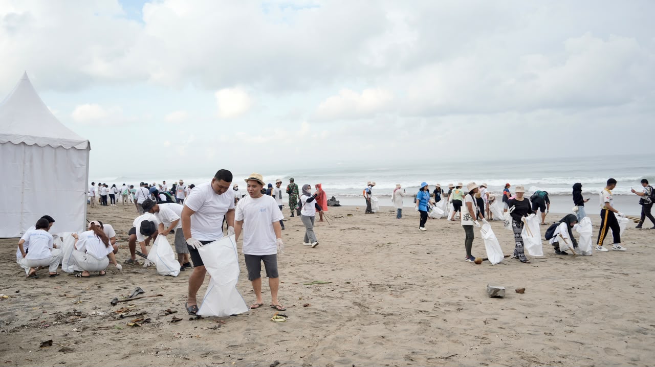 KKP bersama dana dan mitra menyelenggarakan aksi bersih pantai bertajuk Turn the Tide: Waste to Waves