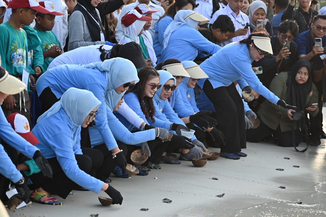 SERUNI Kabinet Merah Putih Bersama KKP Perkuat Aksi Pelestarian Ekosistem Pesisir di Pantai Dugong Trikora