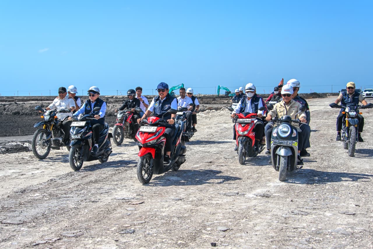 Kunjungan Kerja Menteri Koordinator Pangan bersama Menteri Kelautan dan Perikanan ke kawasan budi daya udang terintegrasi di Sumba Timur, Nusa Tenggara Timur