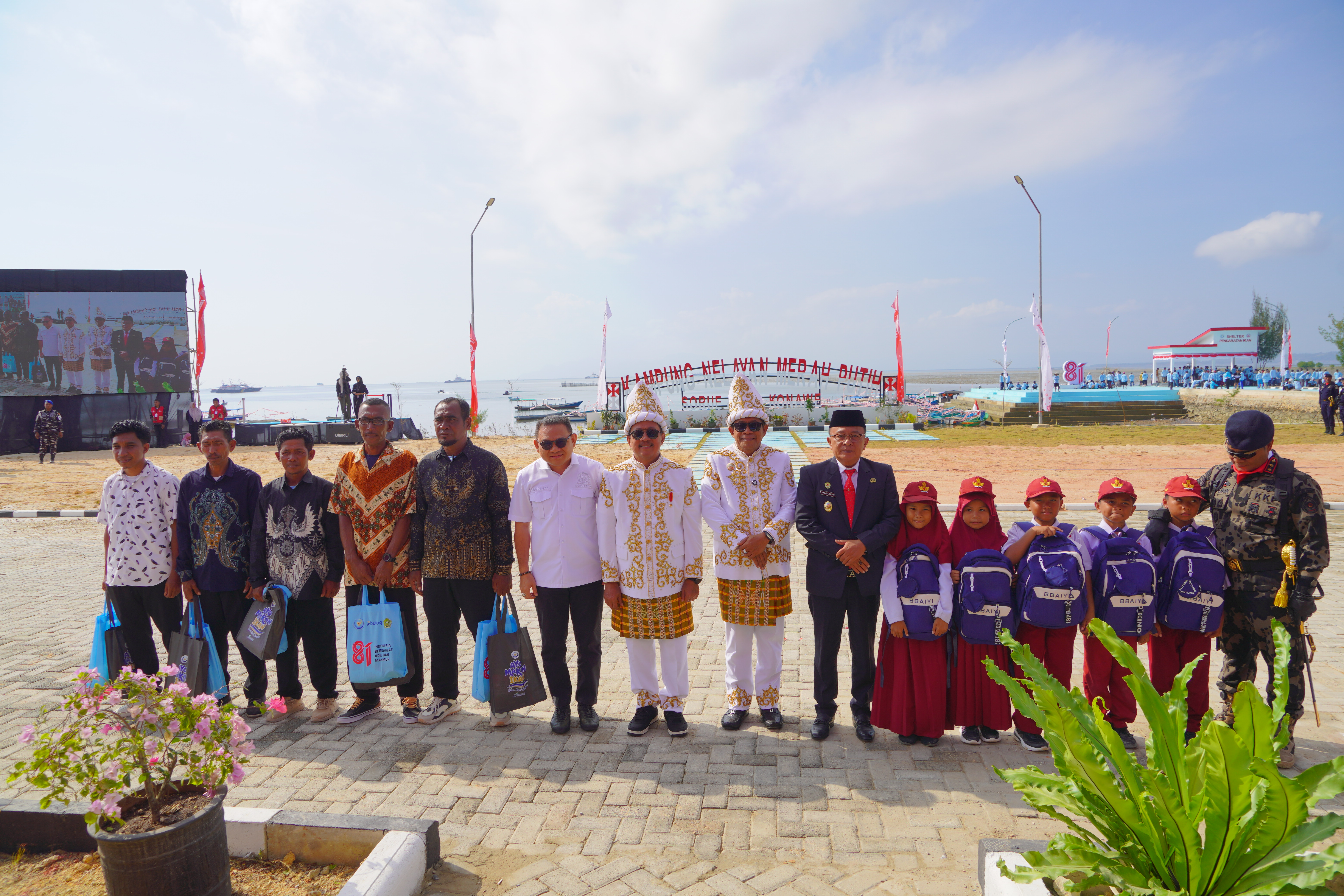 Menteri Trenggono Pimpin Upacara HUT Ke-81 RI di Kampung Nelayan Merah Putih Sorue Jaya Konawe