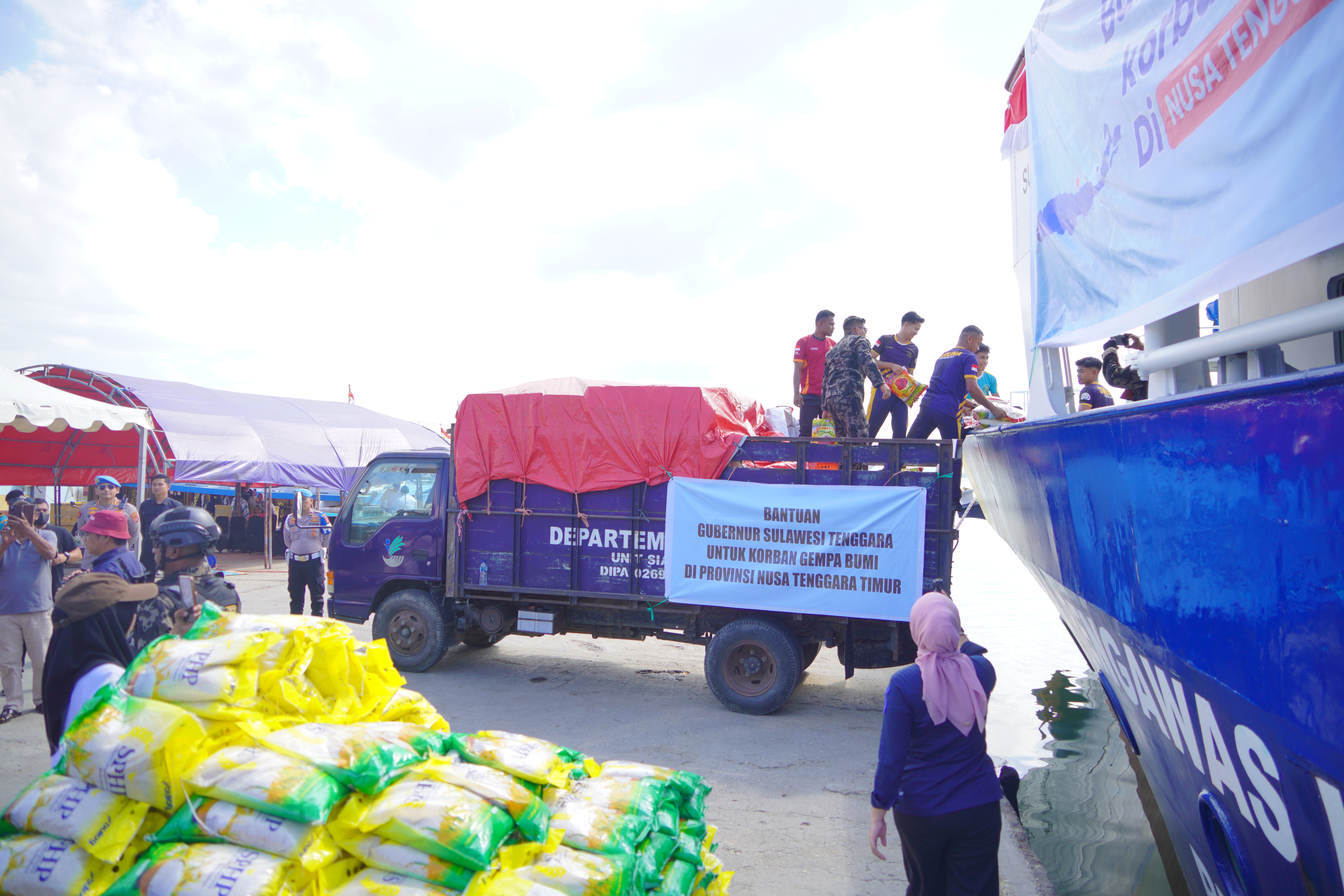 Menteri Trenggono Kerahkan Kapal Pengawas Perikanan Angkut Bantuan Kemanusiaan ke NTT