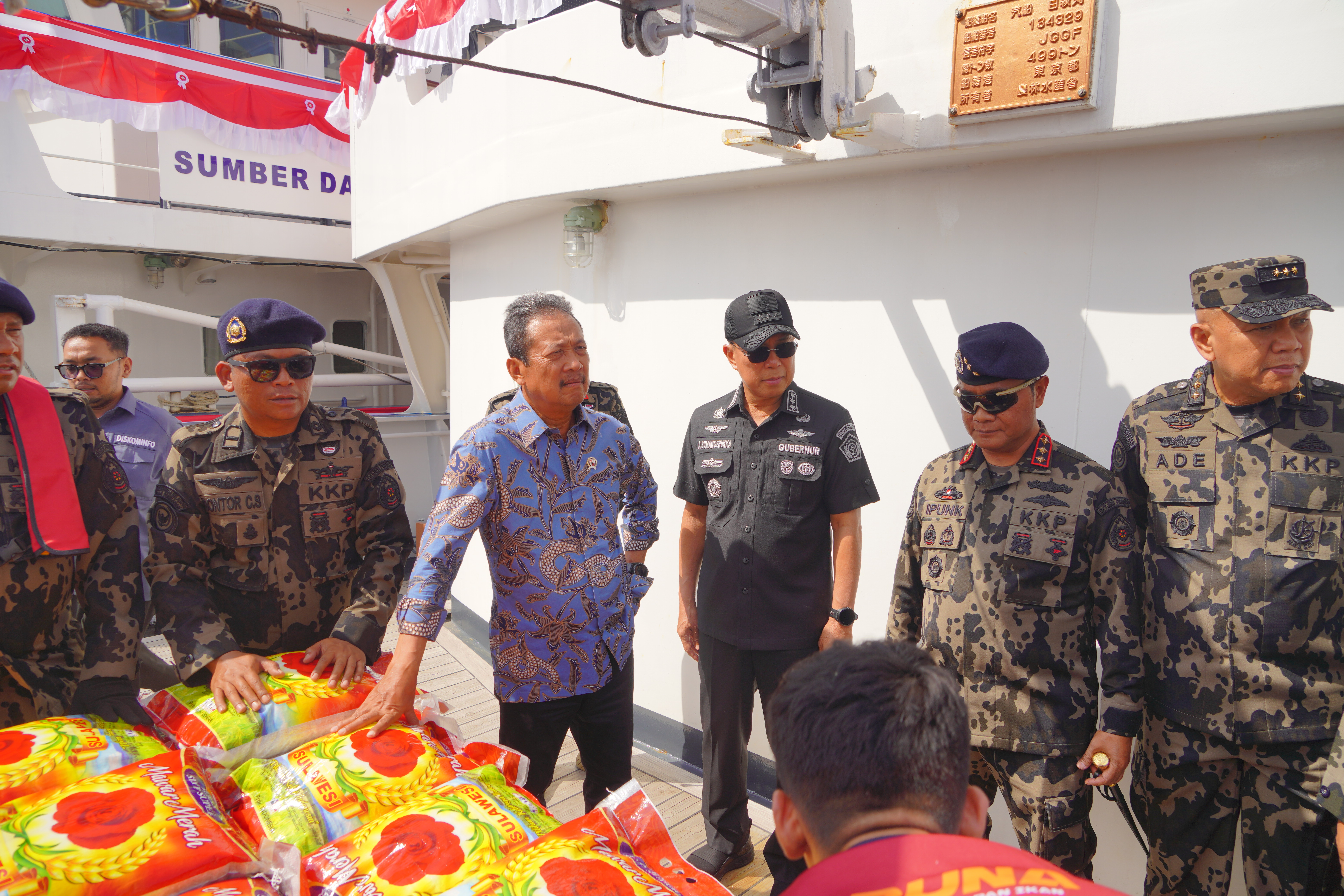 Menteri Trenggono Kerahkan Kapal Pengawas Perikanan Angkut Bantuan Kemanusiaan ke NTT