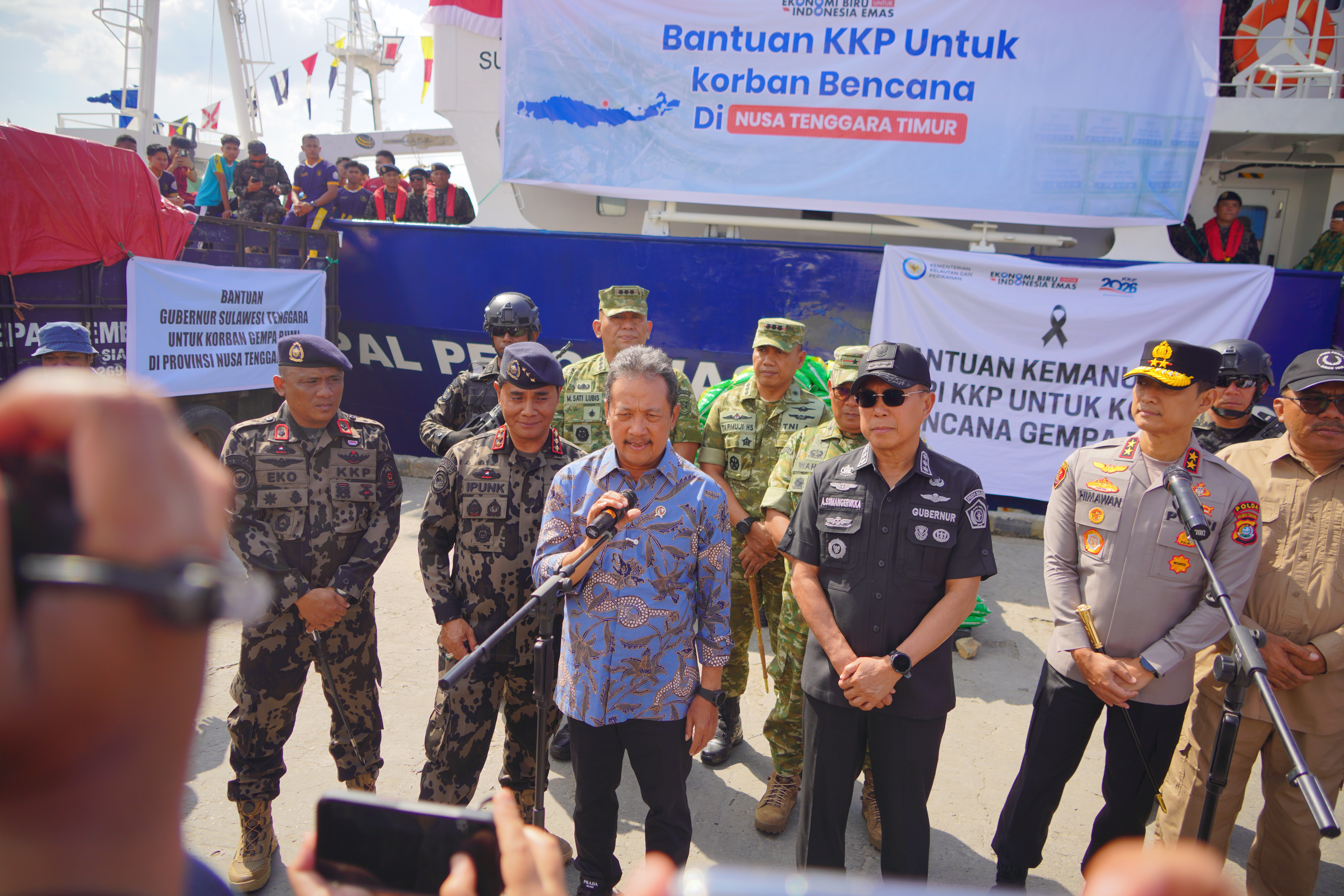 Menteri Trenggono Kerahkan Kapal Pengawas Perikanan Angkut Bantuan Kemanusiaan ke NTT