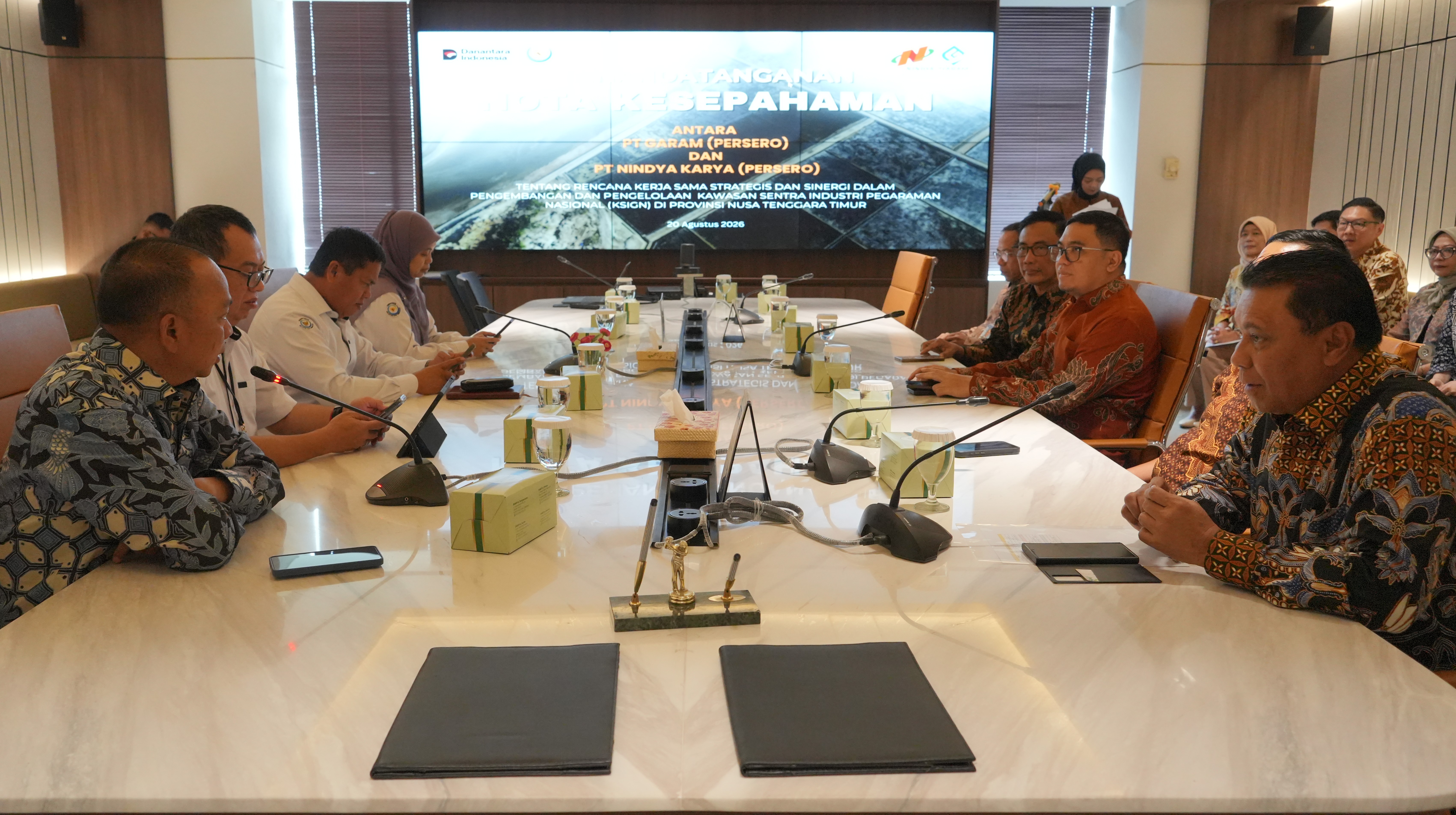 Penandatanganan Nota Kesepahaman antara PT Garam (Persero) dan PT Nindya Karya (Persero) dalam mempercepat penguatan industri garam nasional
