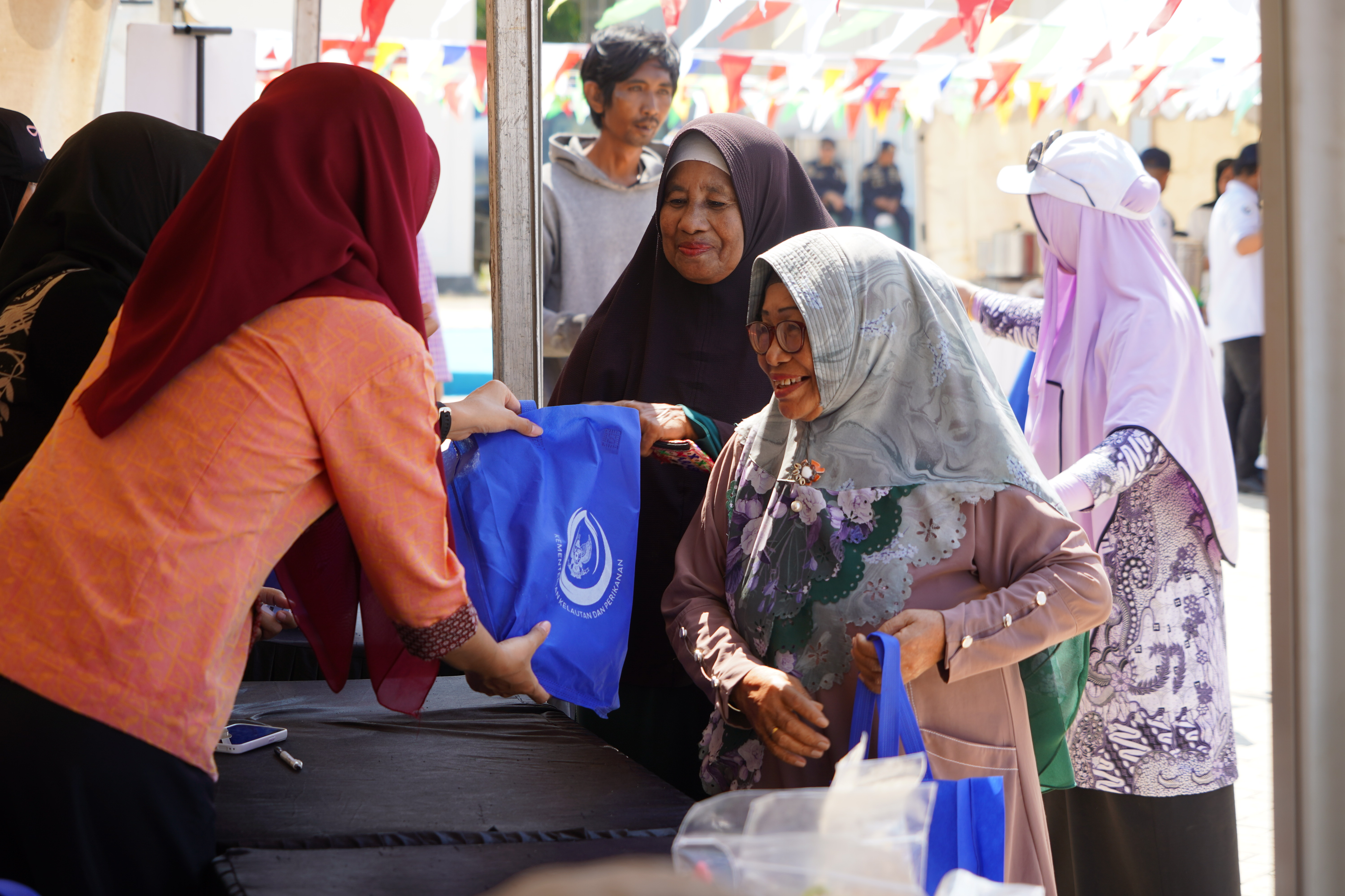Pembagian 4.000 Paket Bantuan dan Bazar Produk Perikanan dalam Rangka HUT ke-81 Kemerdekaan RI