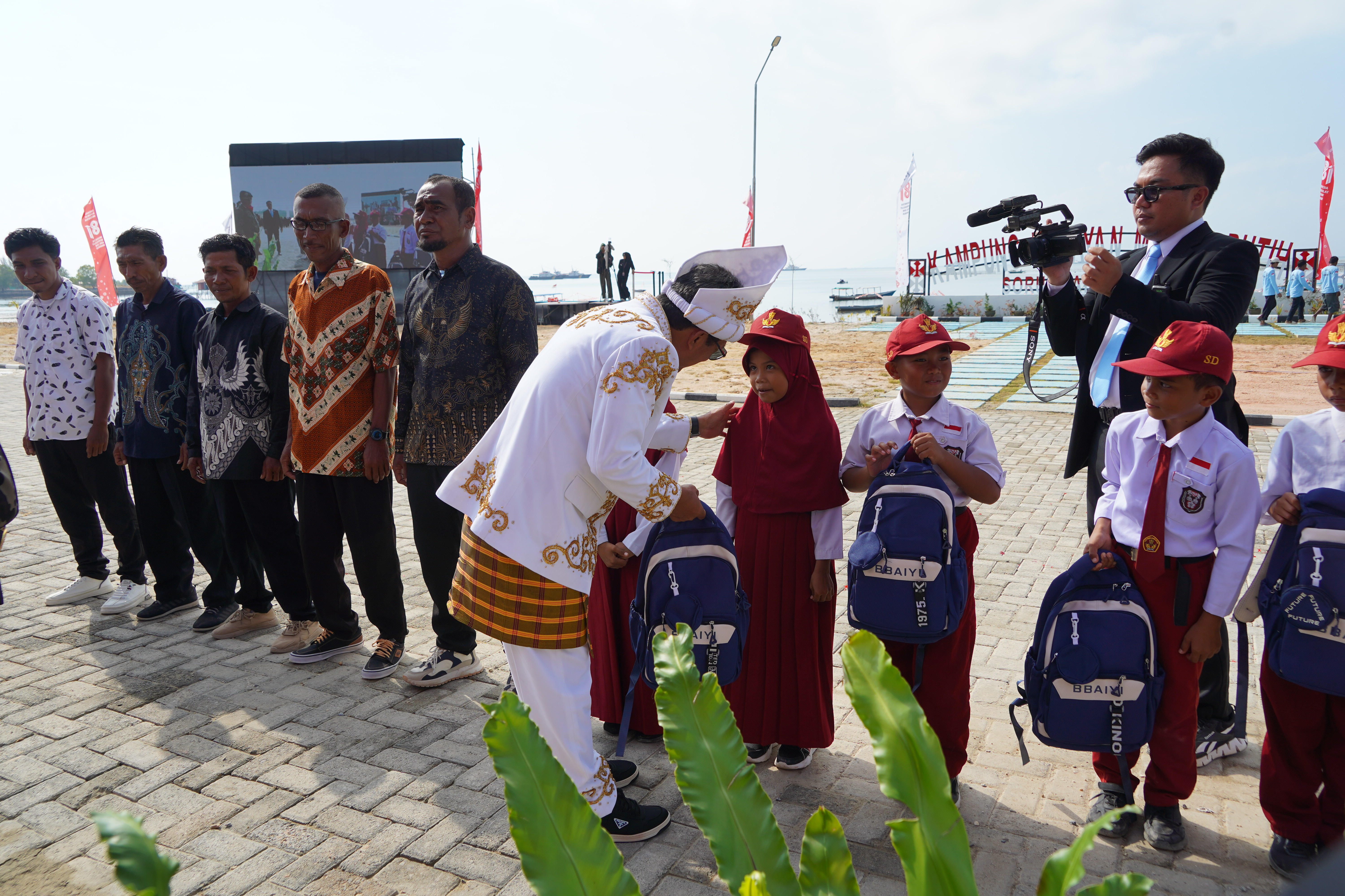 Upacara HUT RI bersama Nelayan di Kampung Nelayan Merah Putih Sorue Jaya