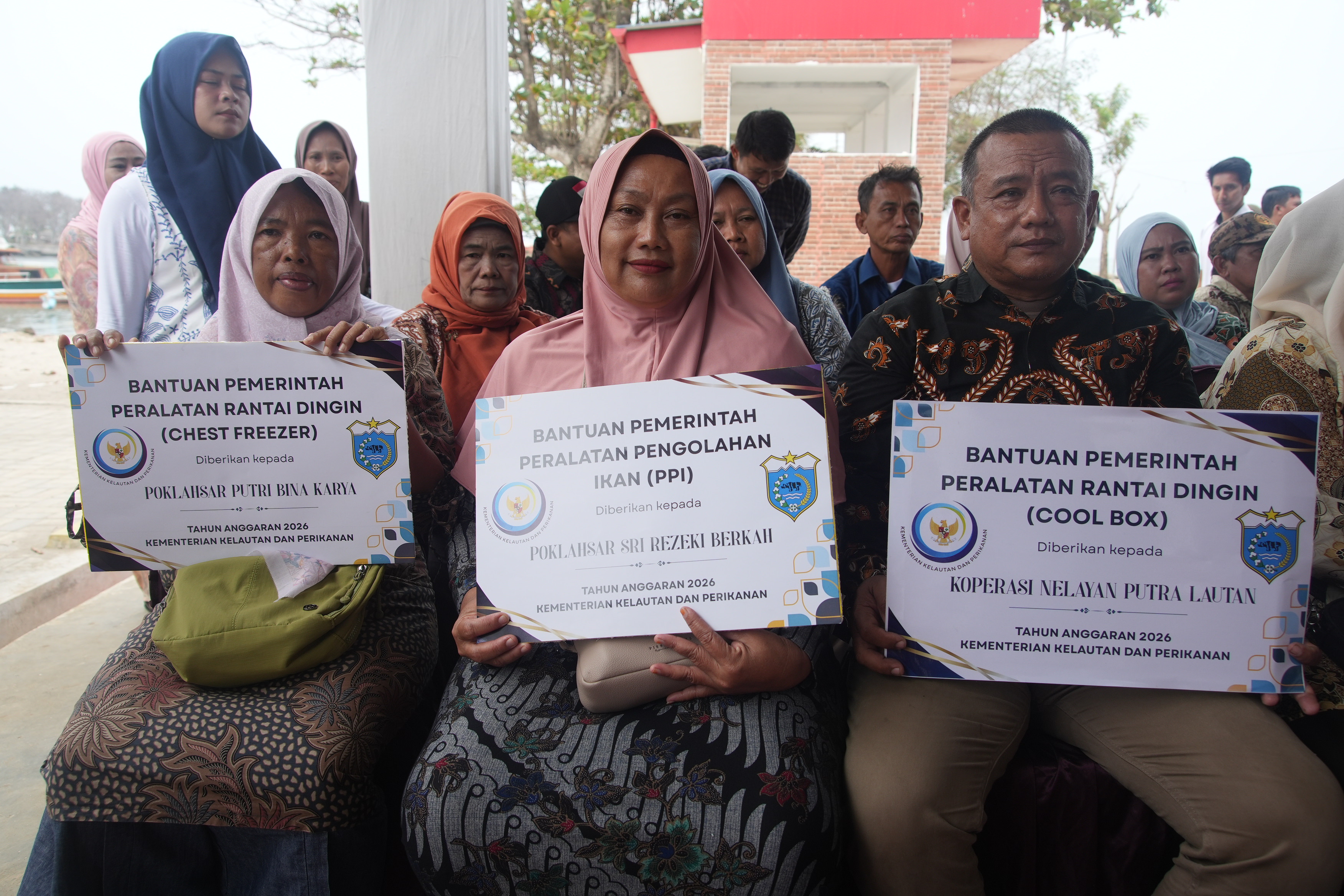 Serah Terima Bantuan Pemerintah Tahun 2026 di KNMP Cikiruh Wetan
