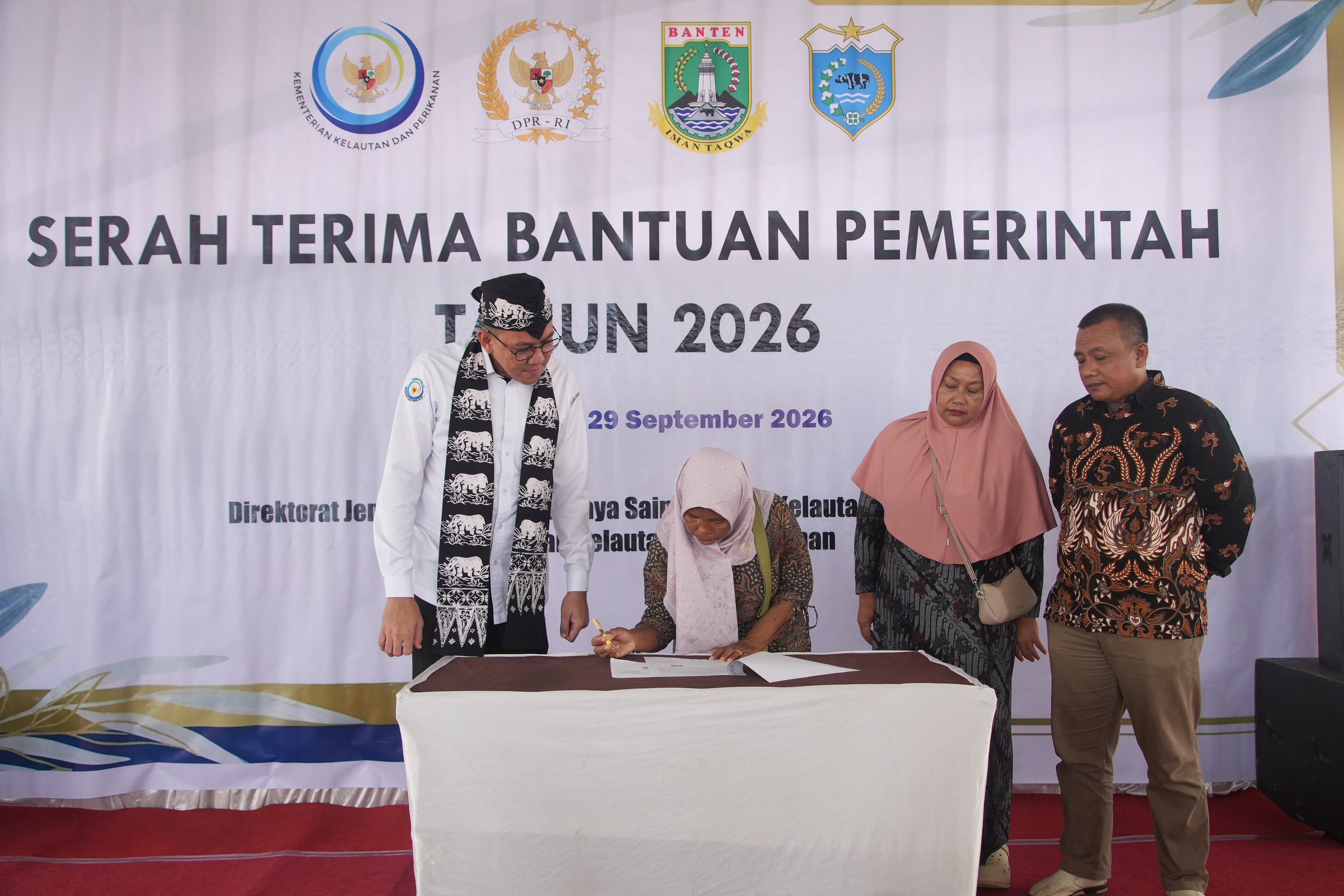 Serah Terima Bantuan Pemerintah Tahun 2026 di KNMP Cikiruh Wetan